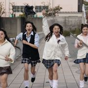 制服姿の篠原涼子が大暴れ!『SUNNY』メイキング映像