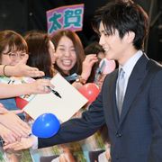 岩田剛典、手厚いファンサ!『町田くんの世界』豪華キャストが集結