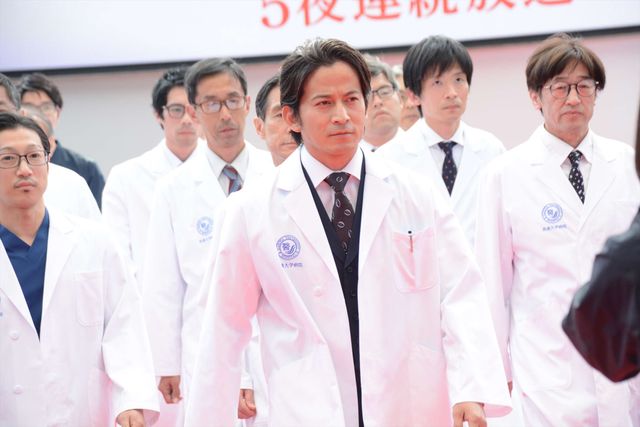 「財前教授の総回診」を再現する岡田准一