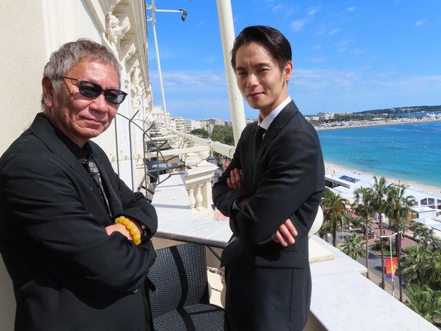 カンヌの輝く海をバックに! - 三池崇史監督と窪田正孝