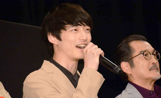 トレーニングに熱中している坂口健太郎と、その身体を絶賛した吉田鋼太郎