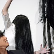 貞子、観客と一緒に『貞子』を鑑賞