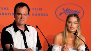 タランティーノ、女性記者からの質問に回答拒否 不適切な振る舞いだったのか?議論が紛糾
