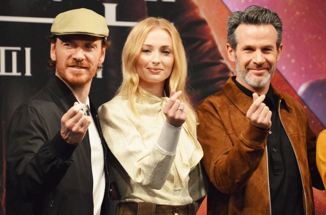 左から順に、マイケル・ファスベンダー、ソフィー・ターナー、サイモン・キンバーグ監督