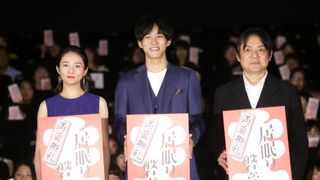 松坂桃李、大入り袋をサプライズ手渡し!男性ファンも「好きです!」と歓喜
