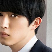 杉野遥亮、連ドラ初主演!「スカム」詐欺師役で新境地