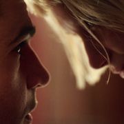 殺人衝動を持つ男&自殺願望のある女が出会い…サイコスリラー『ピアッシング』本編映像