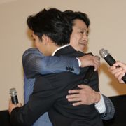 堤真一&柳楽優弥、抱き合って『泣くな赤鬼』の公開喜ぶ