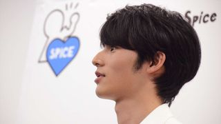 岡田健史、チャームポイントは「わし鼻」