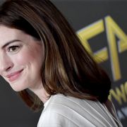 アン・ハサウェイ主演作の撮影現場でクルーが首を刺される