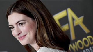 アン・ハサウェイ主演作の撮影現場でクルーが首を刺される