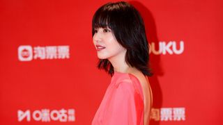 長澤まさみ、美背中のドレス姿!『コンフィデンスマンJP』上海のファンを魅了