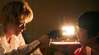 菅田将暉がYOSHIに銃を…!過激作『タロウのバカ』場面カットが公開