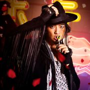斎藤工にNGなし!? ハイテンションな殺し屋を熱演