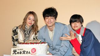 坂口健太郎、サプライズケーキに感激！佐久間由衣＆山本舞香が祝福