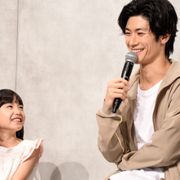 三浦春馬、父親役で“娘”にデレデレ