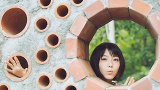 浜辺美波、無邪気さと大人っぽさのギャップ！カレンダーブックの美麗カット