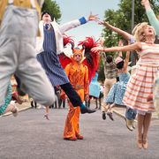 『キングスマン』タロン・エガートンのド派手な悪魔姿!