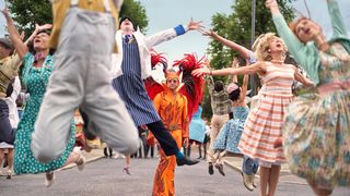 『キングスマン』タロン・エガートンのド派手な悪魔姿!