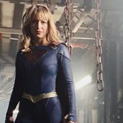 ドラマ「スーパーガール」スカートなしの新スーツを公開
