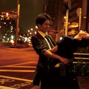池松壮亮&蒼井優が路上で抱きあう…『宮本から君へ』場面カット