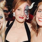 エマ・ワトソン、コスプレで『ハリポタ』原作者の誕生日をお祝い!