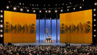 今年のエミー賞は司会者なし