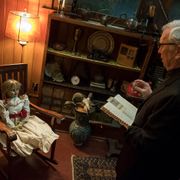 緊迫の祈祷シーン!『アナベル 死霊博物館』本編映像