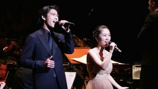 賀来賢人&門山葉子、2,000人を前に名曲「愛を感じて」を熱唱!