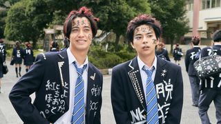 佐藤勝利&高橋海人、奇抜すぎる髪型&制服姿!『ブラック校則』初の場面カット公開