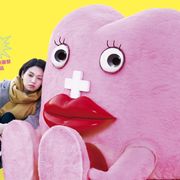 二階堂ふみ、生理ちゃんを背負って疾走!実写『生理ちゃん』新映像