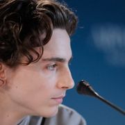 ティモシー・シャラメ、美しき王になり泥だらけで戦う!