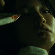 吉岡里帆の顔にナイフ…『見えない目撃者』衝撃カット!