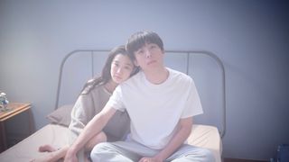 高橋一生×蒼井優がベッドでキス…『ロマンスドール』初映像!