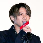 平野紫耀、橋本環奈との“指キス”で静電気!「スタンガンみたい」