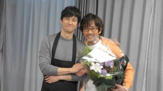 西島秀俊&内野聖陽がハグ!「きのう何食べた?」メイキング映像公開