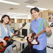 吉沢亮&若山詩音、アニメスタジオ潜入!ギター構える吉沢に“実写版しんの”と興奮<見学レポート>