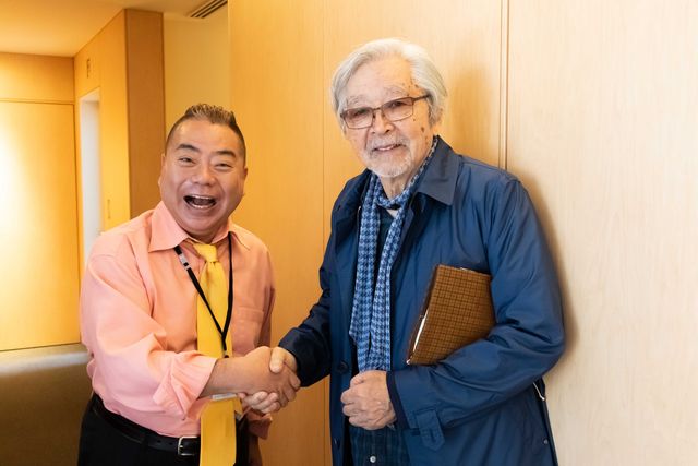 がっちり握手!