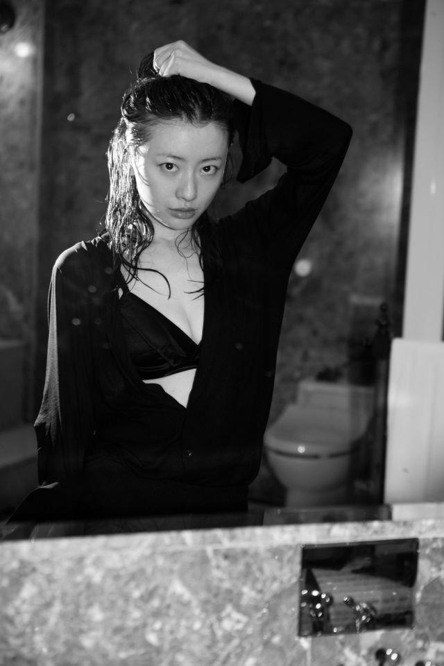 「月刊松本まりか 汀」は11月8日発売(2,250円+税、小学館刊)