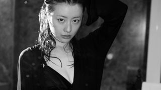 35歳に見えない！怪演女優・松本まりか、全てさらけ出した15年ぶり写真集