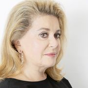 カトリーヌ・ドヌーヴ『真実』で見せる少女のような可愛さ