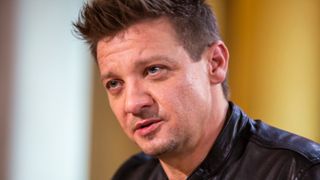 『アベンジャーズ』ジェレミー・レナー、自殺すると脅し娘がいる中で発砲…元妻が主張&本人は反論