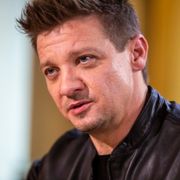 『アベンジャーズ』ジェレミー・レナー、自殺すると脅し娘がいる中で発砲…元妻が主張&本人は反論