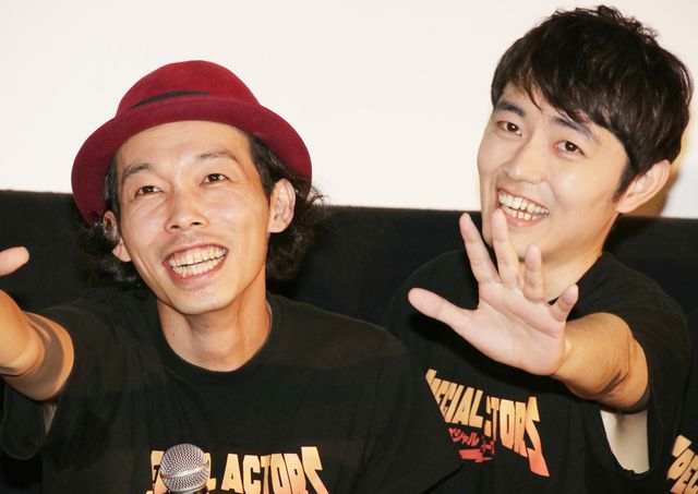 上田慎一郎監督と出演者の大澤数人