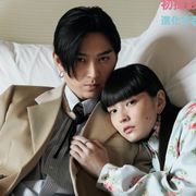 松田翔太&秋元梢、初夫婦ツーショット表紙!密着写真が公開