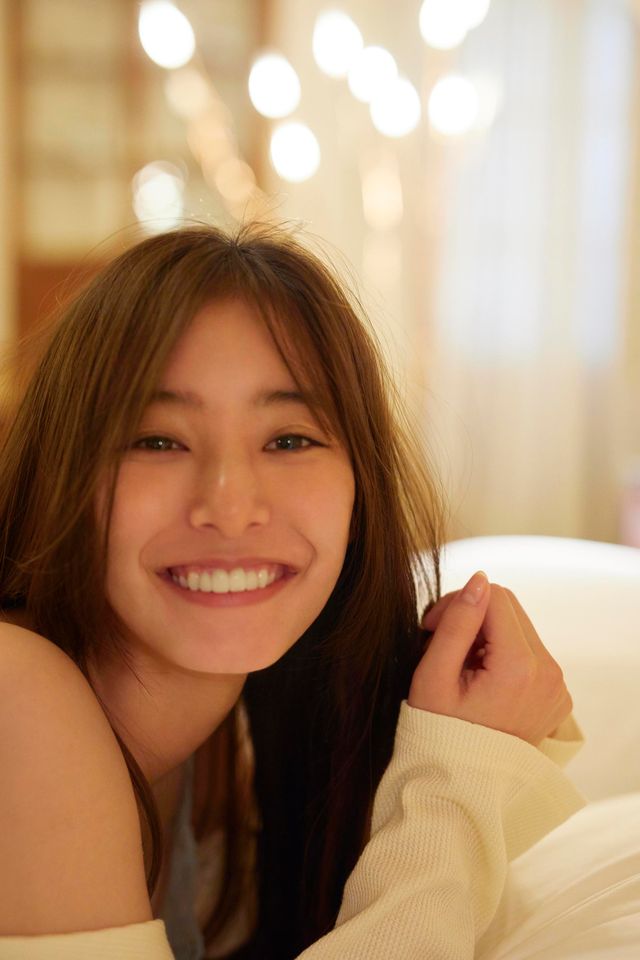 自然体な雰囲気で魅せる新木優子