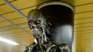 新宿駅に飛び出すターミネーター 最新3Dプリントでリアルに再現