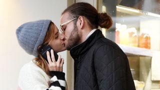 エマ・ワトソンに新恋人？謎の男性と路上キス