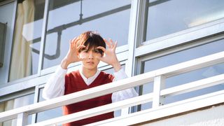 片寄涼太、おしりを眺める衝撃ポーズ!『0キス』場面カット