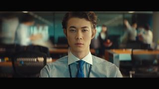 宮沢氷魚、東京湾をスーツで泳ぐ！ガチ過ぎる新CM